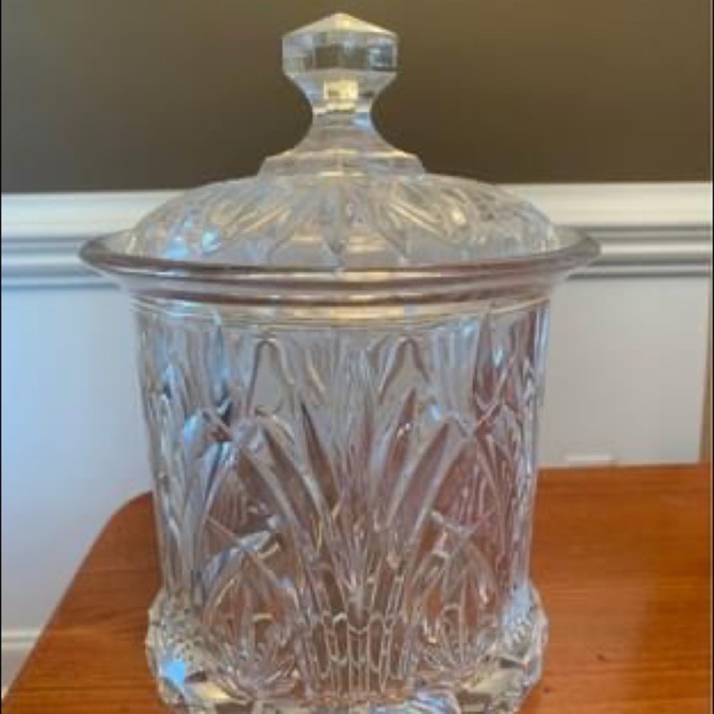 Lead crystal biscuit jar with finial lid